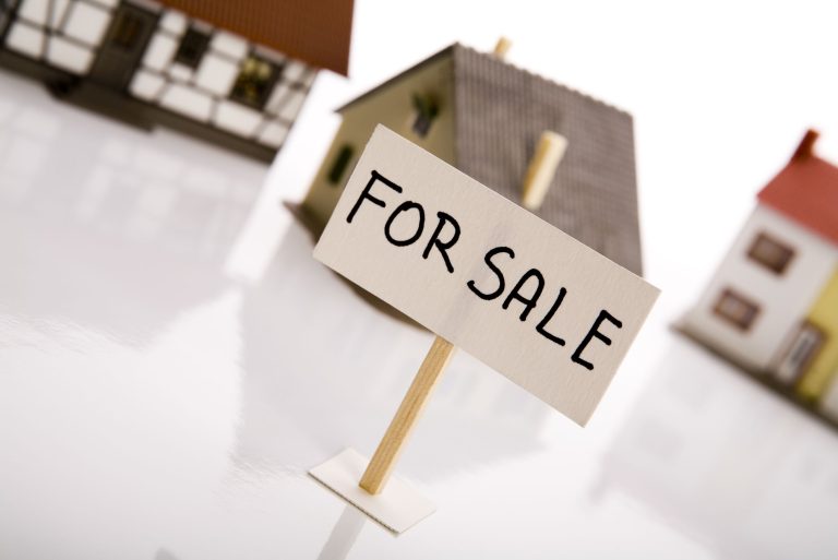 What are the benefits of a quick, cash sale for both the buyer and the seller?